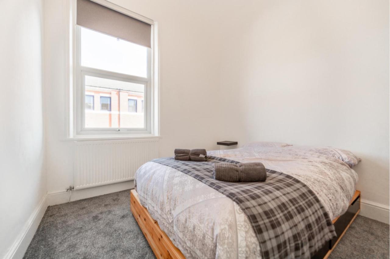 Peaky Blinders Apartment 5 Min Walk To Blackpool Tower Sleeps Up To 14 Exterior photo